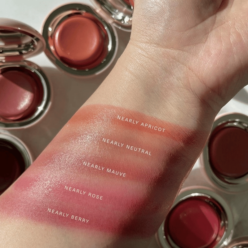 Stay Vulnerable Melting Blush có sẵn trong nhiều tông màu đa dạng, phù hợp với mọi sắc da và phong cách trang điểm. 